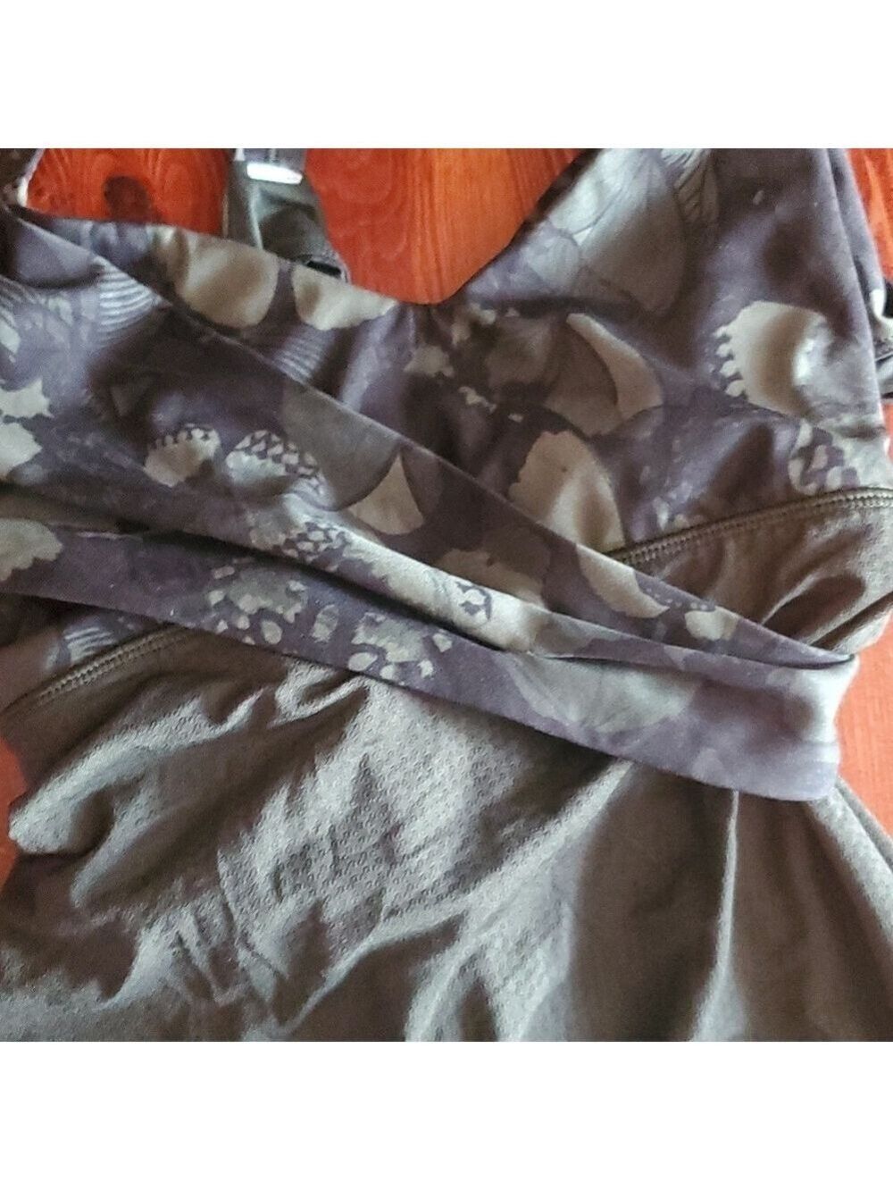 Lululemonwrap Wrap It Up Biggie So Fly Butterfly Fatigue Green/black top size 6 - Picture 2 of 5
